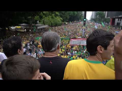 O povo brasileiro cantando o hino nacional no evento deste domingo(26/11).