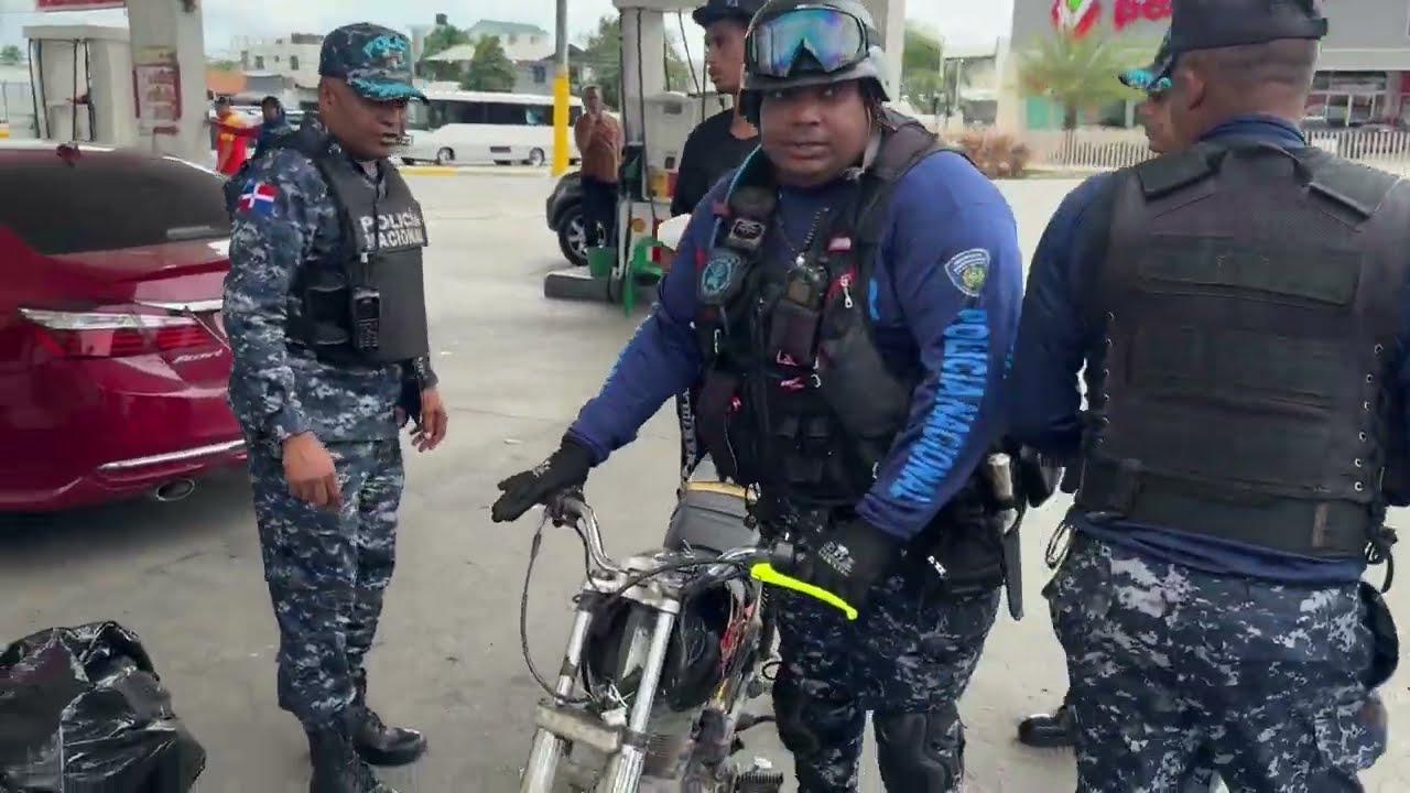 Todavía en la calles de San Francisco de Macorís, recorrido de la policía 
