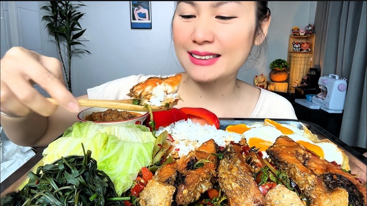Thaifood ASMRกระเพาปลานิลชิ้นใหญ่ๆกับน้ำพริกผักลวกไข่ดาวจุกๆ Stir-fried fish with Thai basil MUKBANG
