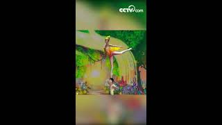 Acrobatic ballet on shoulders| CCTV English