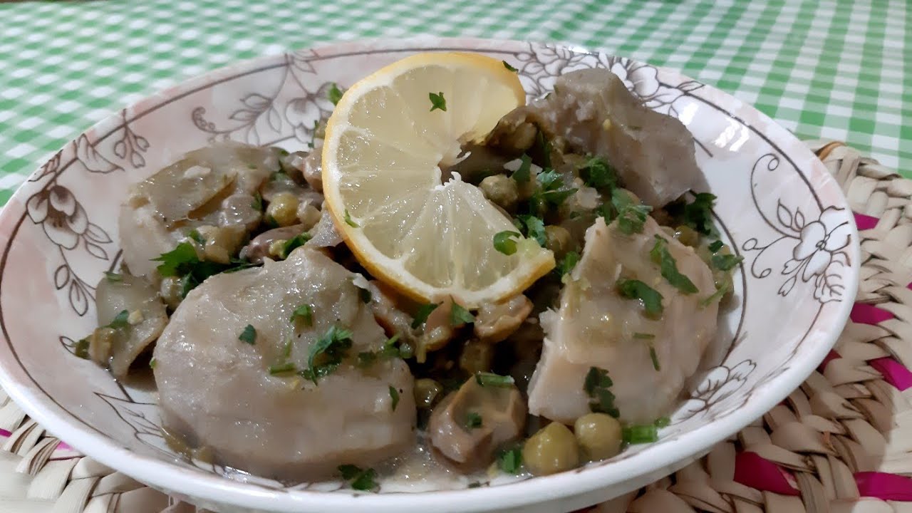 Khalouta sauce blanche avec fèves frais, petits-poix et artichauts | un vieux plat algérien