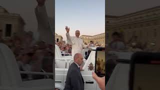 Passage spontané du Pape Leo XIV. avant la messe d'ouverture du Jubilé des Jeunes | 29.07.2025