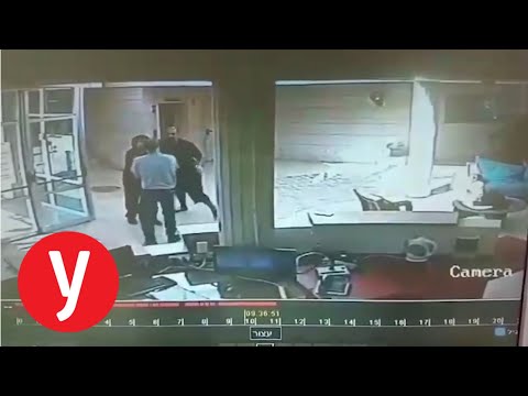 תיעוד מצלמות אבטחה קטטה בהרצליה 