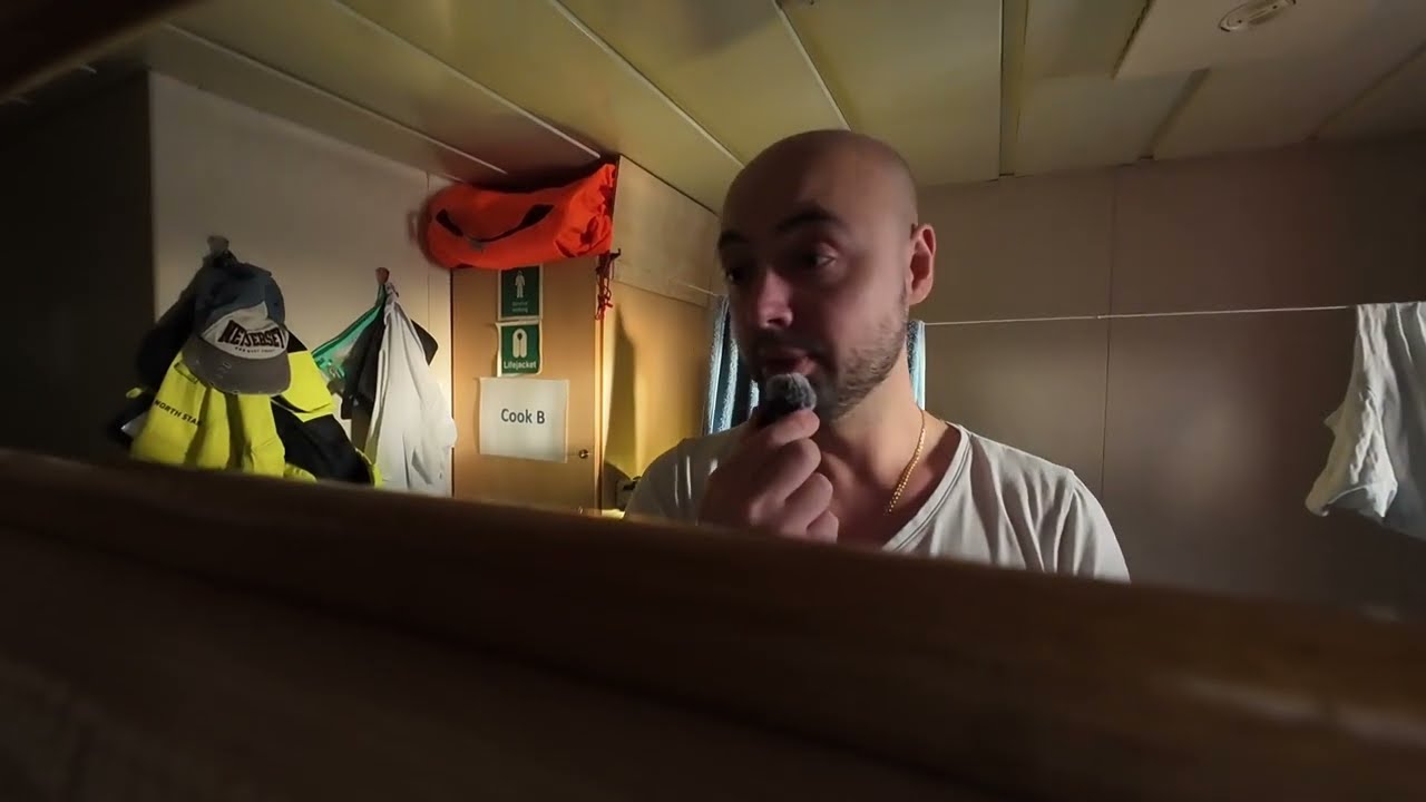 Готовлю, пашу и думаю уйти | Будни судового повара в море