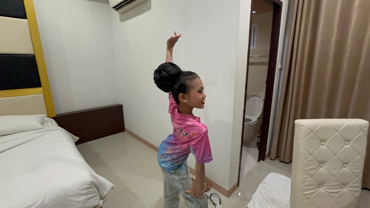 เตรียมแต่งหน้าแต่งตัวขึ้นเวทีคืนนี้กันค่ะ