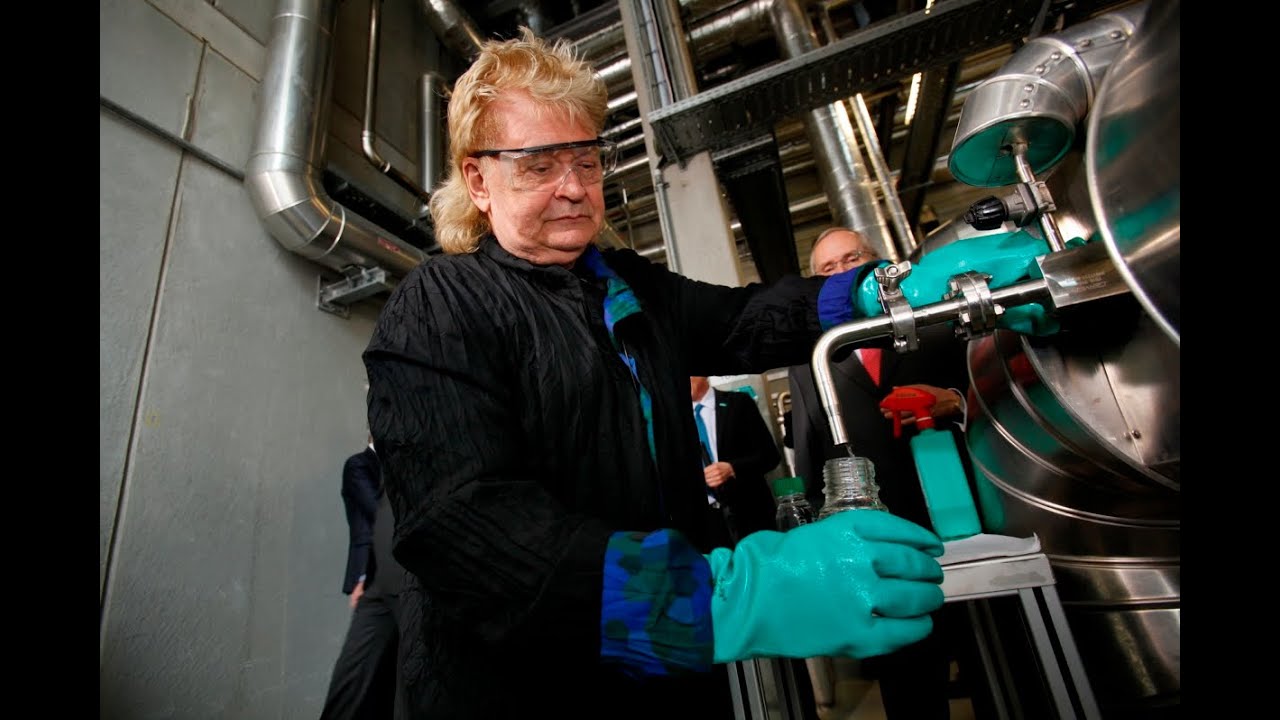 „Action Blue“ – HA Schult’s art visit to B. Braun