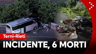 Incidente sulla Terni-Rieti, sei morti e decine di feriti: scontro tra pullman, 3 auto e un camper