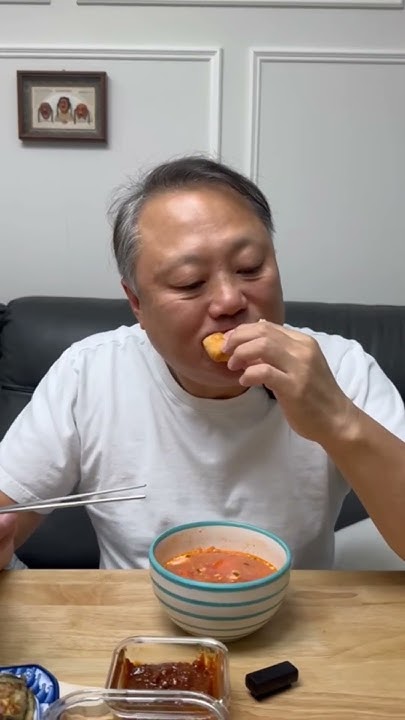 Как кушать палочками борщ #korea - YouTube