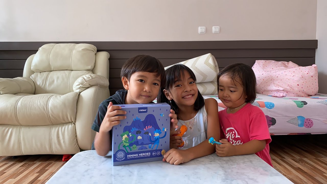 LITTLE KENZO Unboxing Kado Ultah dari Aunty | Mideer Mining Heroes