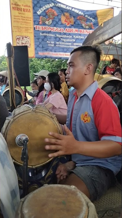 Baru kali ini penabuh Kendang sambil baca mantra di Jathilan Turonggo Arum kusumo