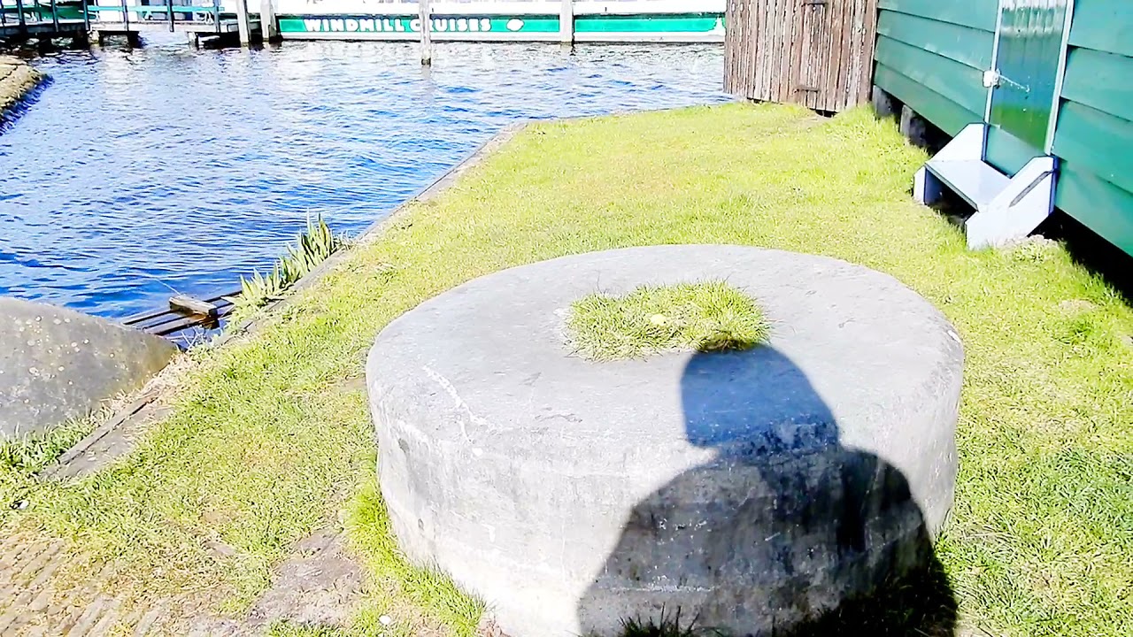 Заанские оборонения скрыты симпотичной деревушкой с 16го столетия в Заанштаде , Голландия.