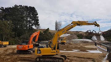 Hamilton section: Mangaonua Stream diversion – laying high strength Geotextile