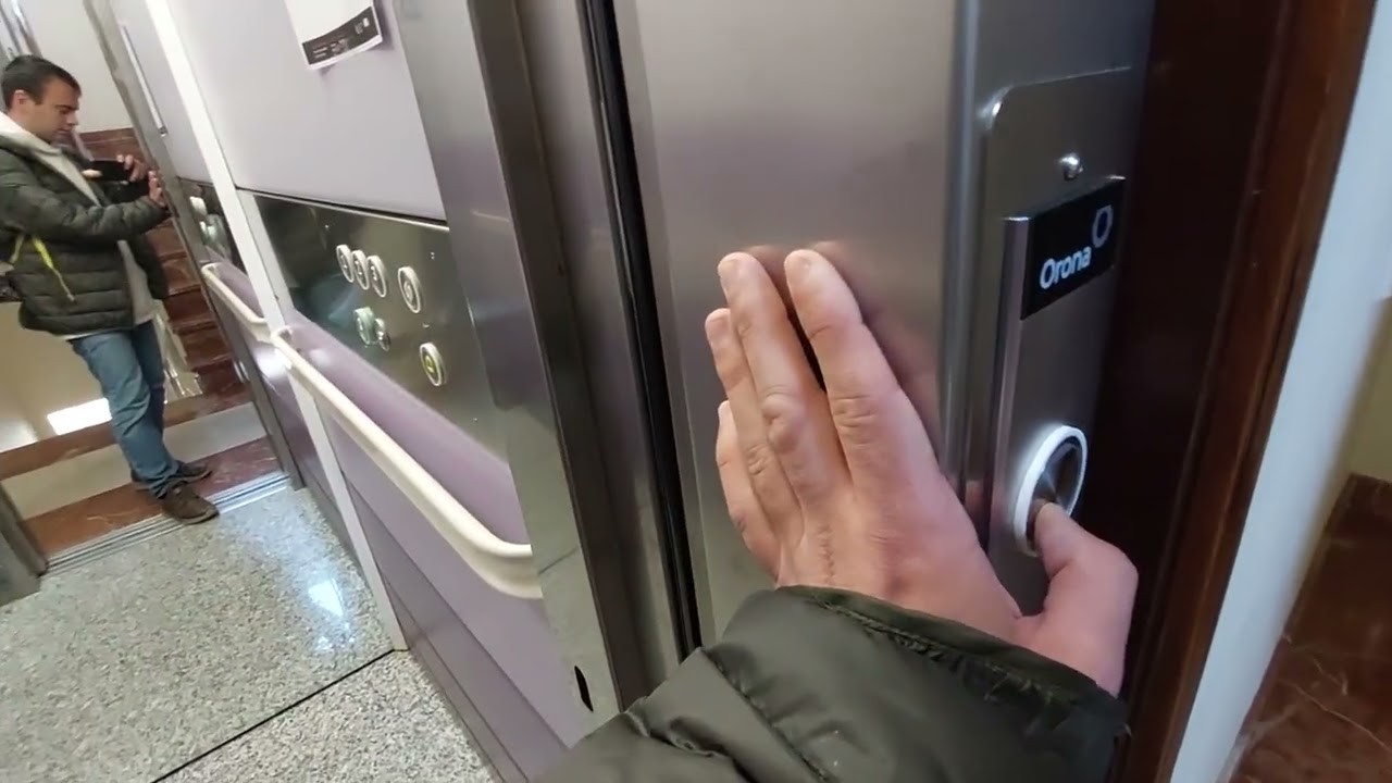 Modern Orona lift in a building Royal Reus, 7