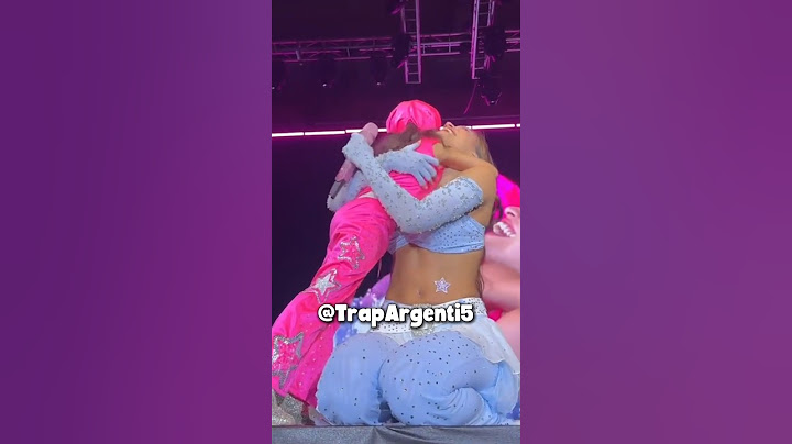 Emilia Mernes con su mini fan en el escenario💖 #emiliamernes #emilia