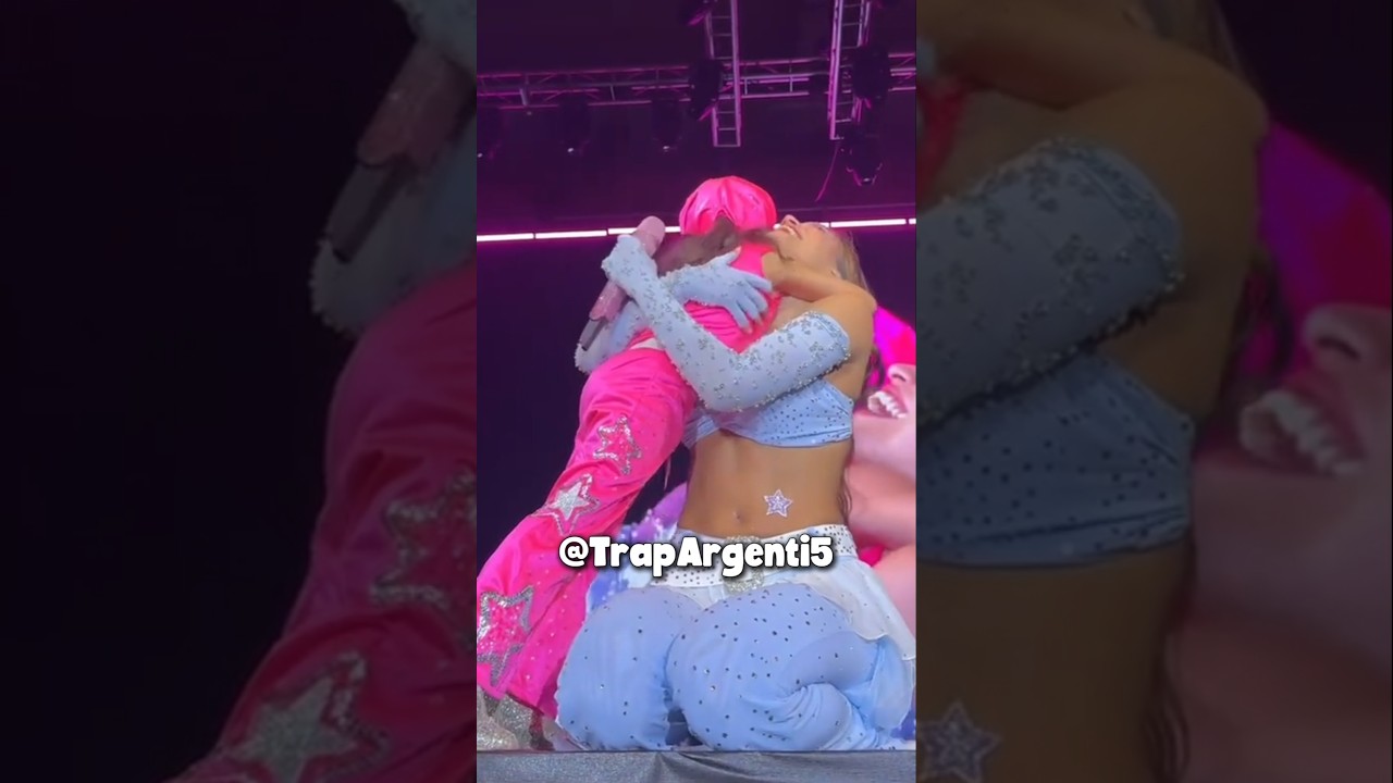 Emilia Mernes con su mini fan en el escenario💖 