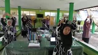 Senam peregangan kun anta oleh Tenaga Kesehatan Puskesmas Kelapa Dua