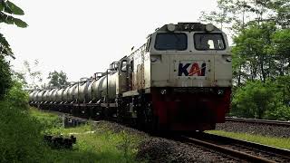 OIL TANKER TRAIN FIRST, THEN THE PASSENGER TRAIN | Java Railfanning screenshot 5
