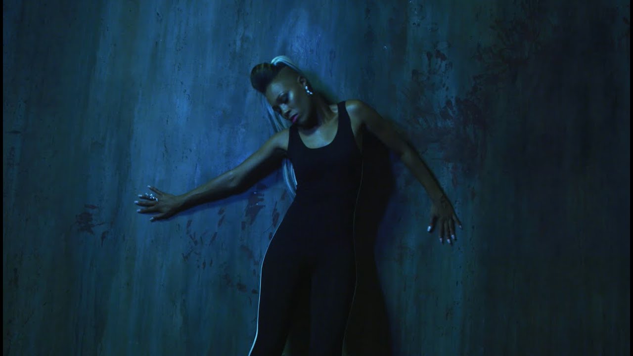 Mossy - "Falling" (Official Music Video) adlı videoyu YouTube'da izle Mossy - "Falling" (Official Music Video) adlı videoyu YouTube'da izle