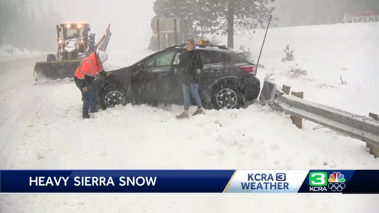 How heavy Sierra snow is affecting weekend travelers - YouTube