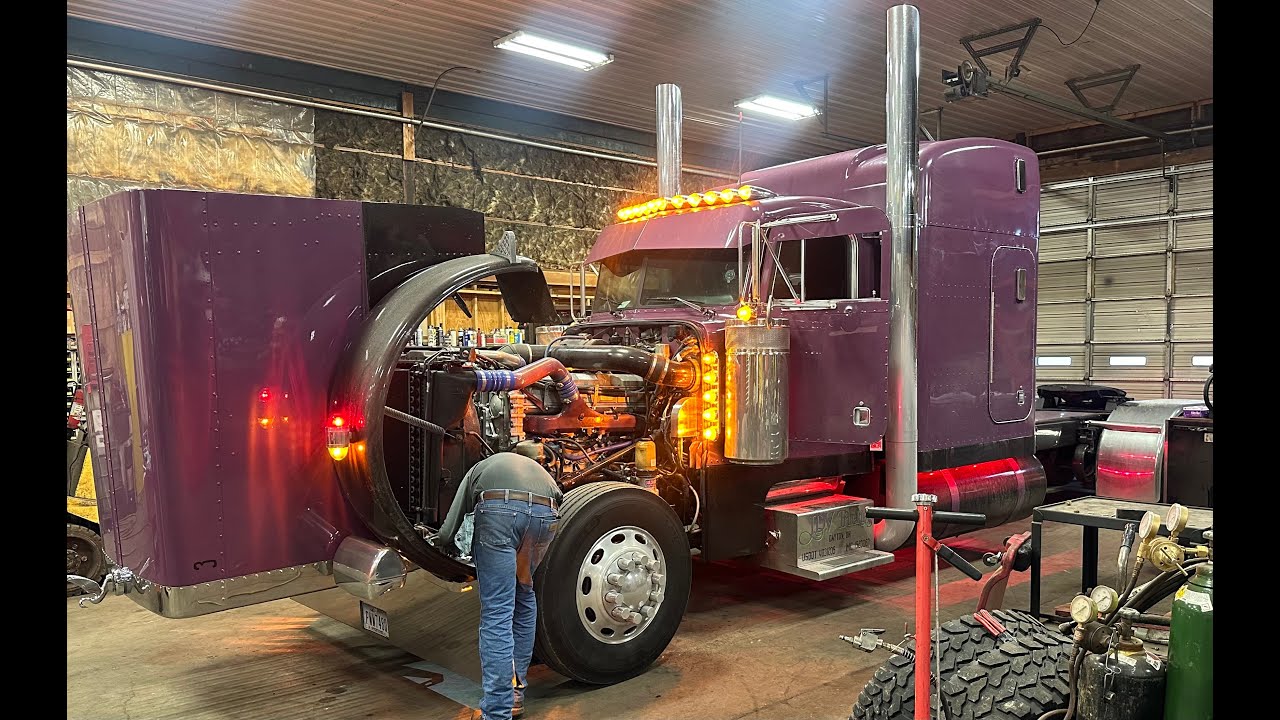 Almost Had My First Accident|Driving My Peterbilt 379|Crazy Prison Delivery In Iowa|Trucker Vlog|