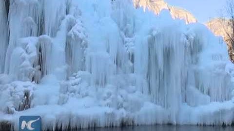 Thác nước đóng băng đẹp tuyệt ở Trung Quốc