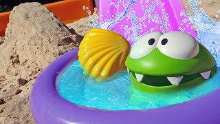 Om Nom Oyuncak Ile Bebekler Için Oyunlar. Kumda Aquapark Kuralım Eğlenceli Video