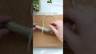 タペストリーの流木へ掛け紐をしっかり取り付けよう。