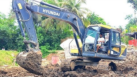 Stuck in the Mud! 😱 Watch This HYUNDAI Excavator Battle Extreme Conditions! #excavator