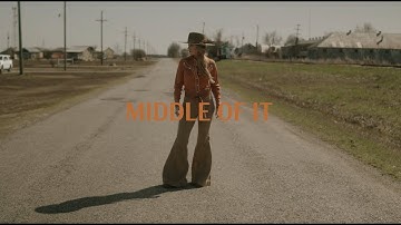 Lainey Wilson - Middle Of It (Official Lyric Video)