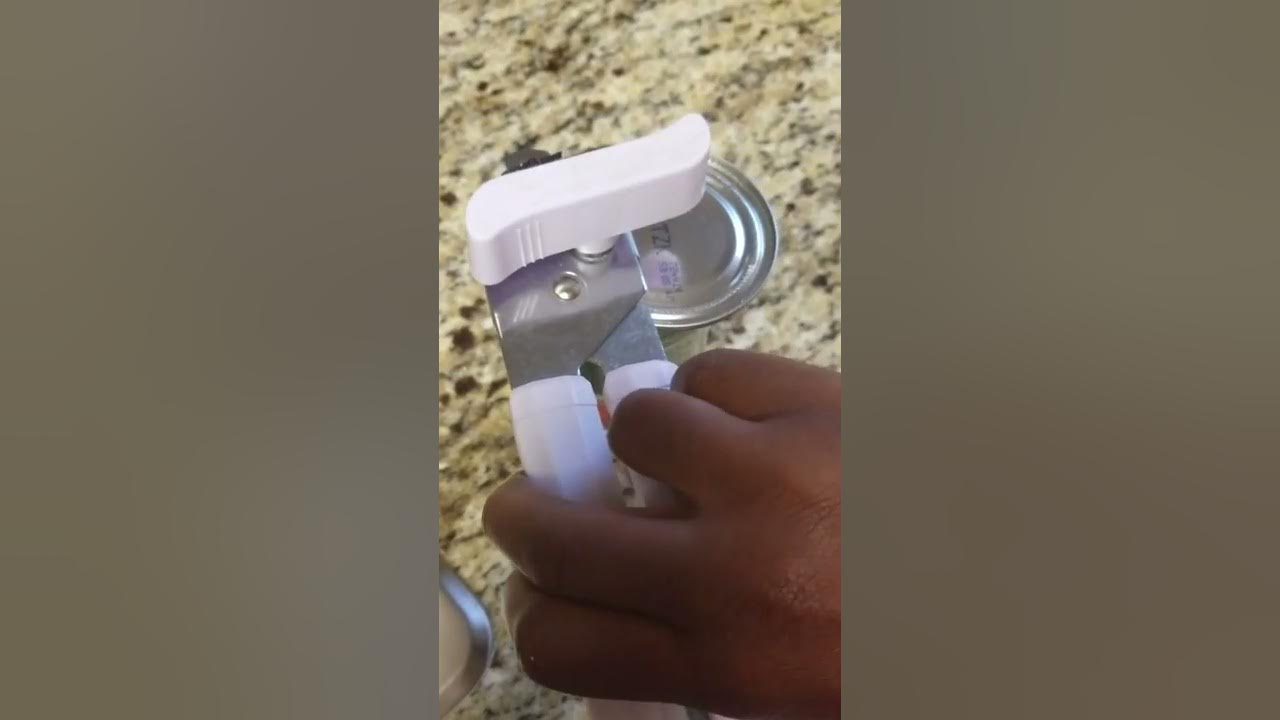 How to correctly use a handheld can opener