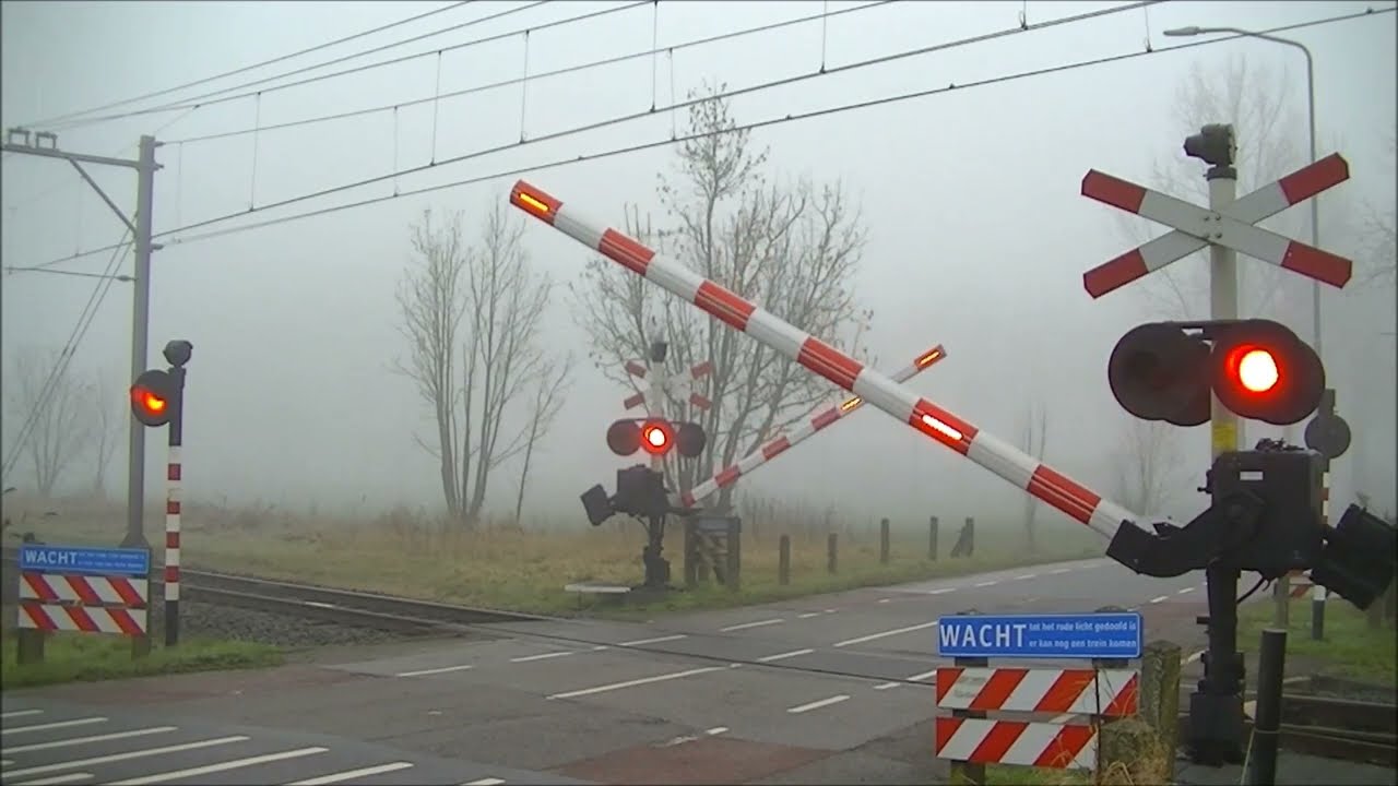 Spoorwegovergang Wadenoijen // Dutch railroad crossing