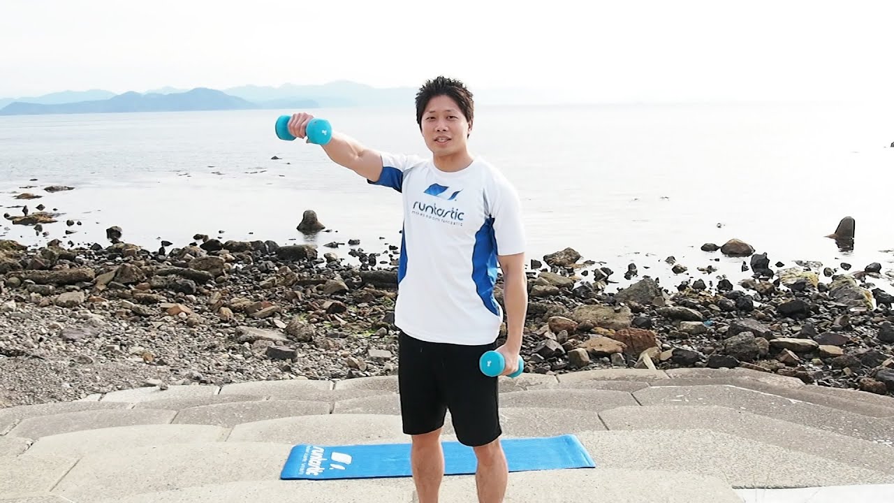 フォワードダンベルデルトイドレイズで三角筋前部を鍛えてトライアスロンに必要な筋肉を鍛える 脂肪燃焼スープダイエット