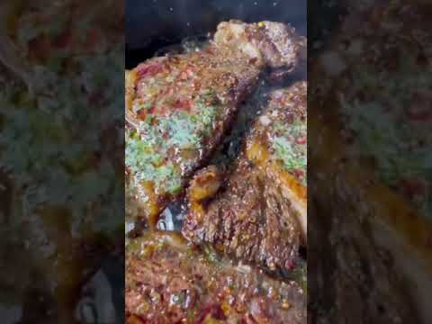 فيديو: لحم بقري مشوي مع قشرة خضراء