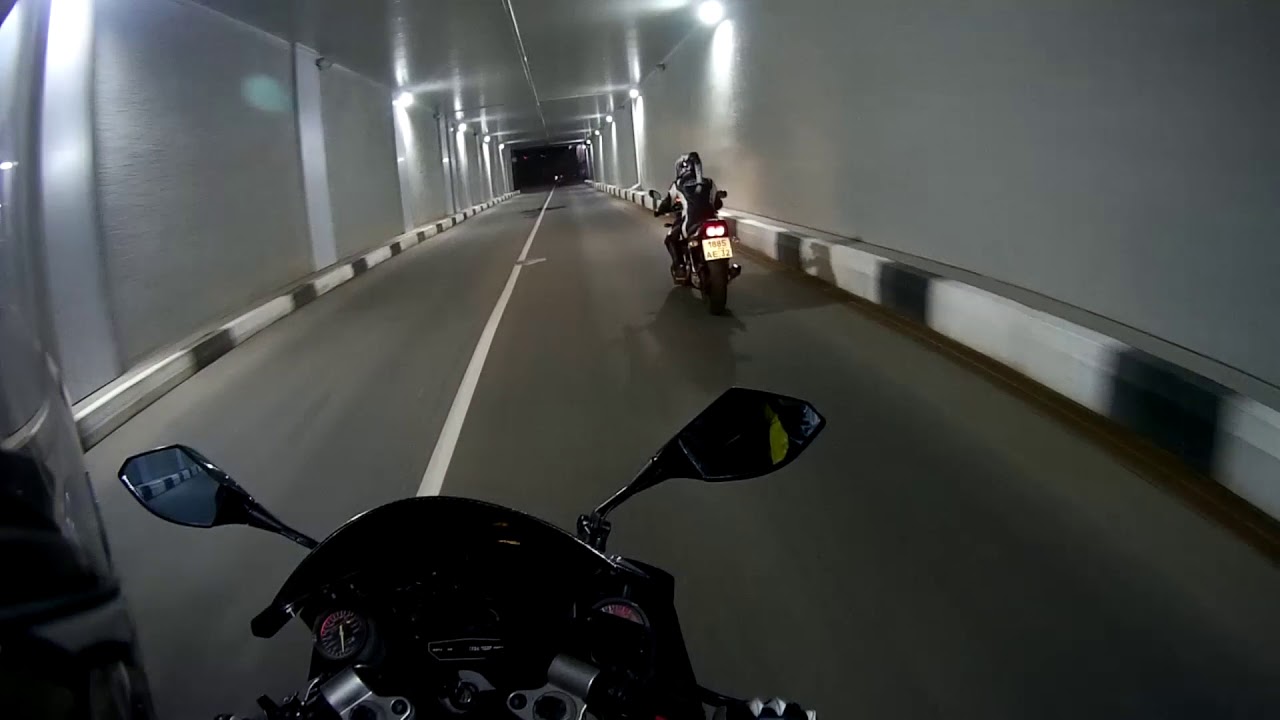 Субару в туннеле