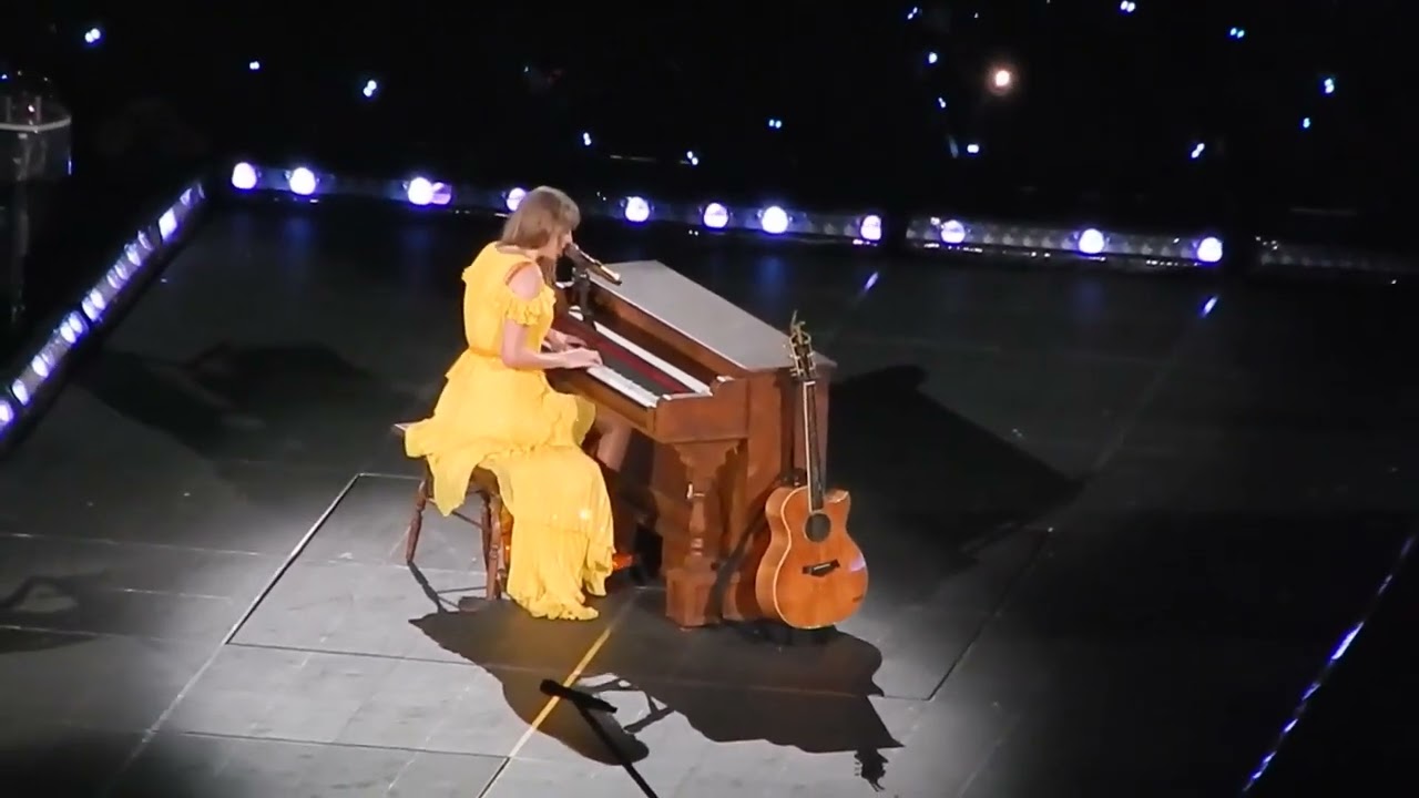 Taylor Swift - Suburban Legends (Live Eras Tour Rio) (Night 1)