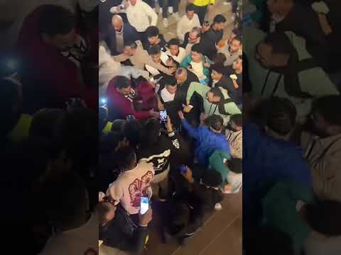 كروان وعروسته وقعوا وهم داخلين من قاعه الفرح من زحمه الناس