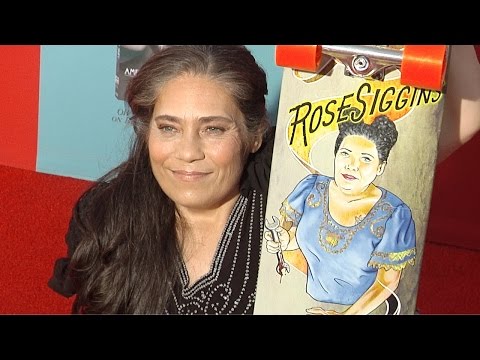 Video: Rose Siggins Neto vrijednost: Wiki, udata, porodica, vjenčanje, plata, braća i sestre