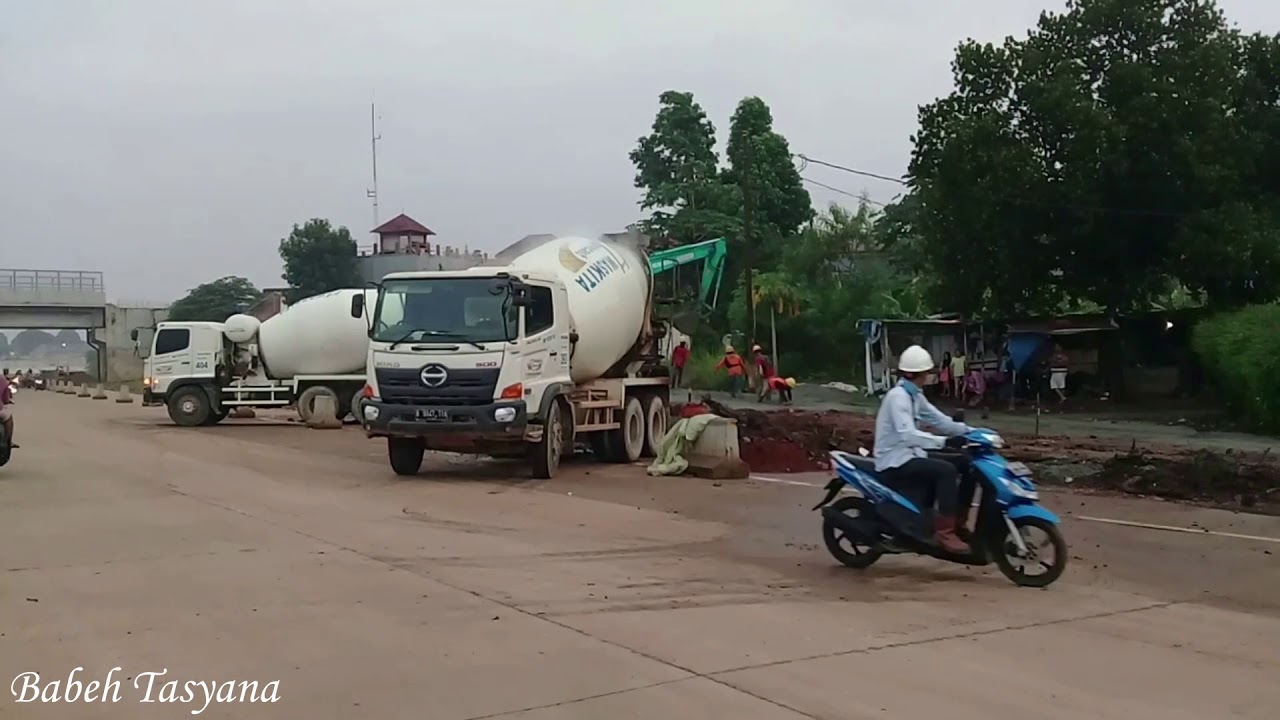 Duo Mobil Truk  Molen  Mixer Truck Sedang Pengecoran Jalan 