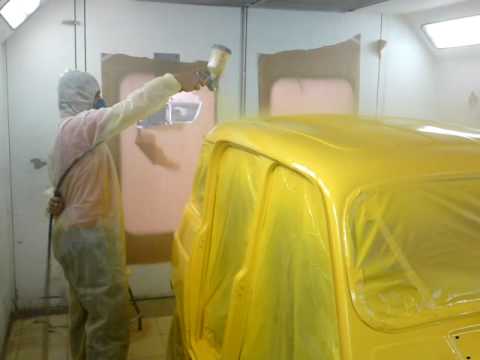 Pintando Renault 4L de amarillo