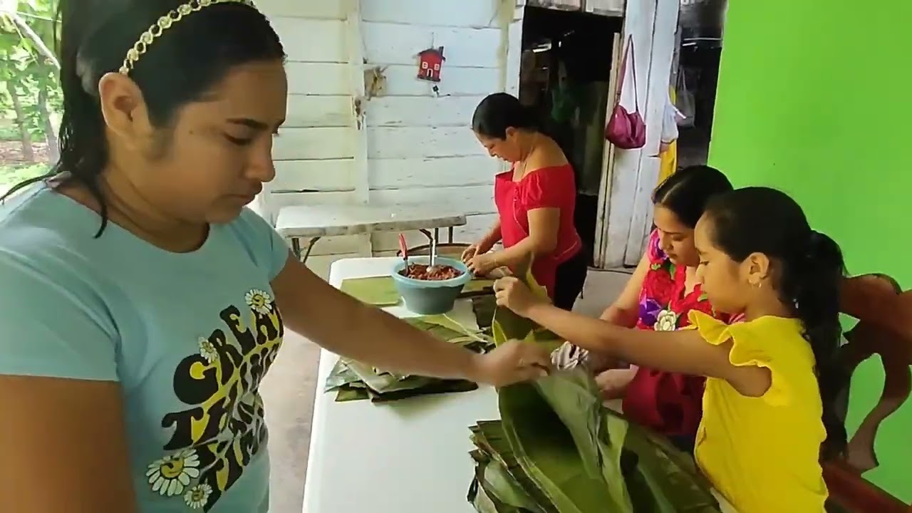 Como siempre mi madre bien trabajadora aquí preparando chanchan para vender 🥺❤️