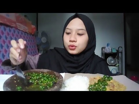 Makan Sambel leunca khas sunda pake ayam + nasi 