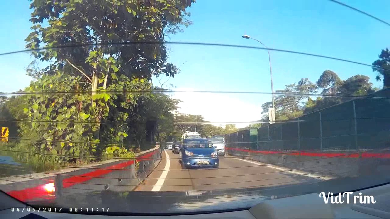Singapore reckless SLC9371L driver changing lane aggressively - YouTube