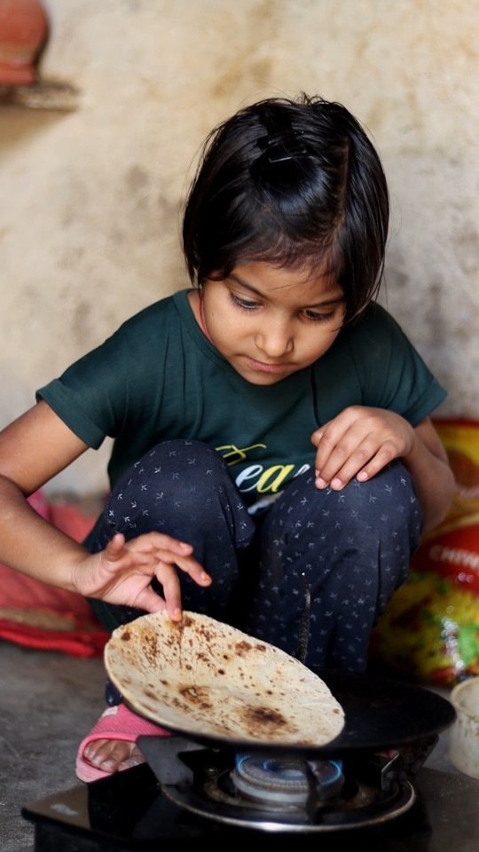 Mansi ne Bhai ke Liye Roti ?? Banaya #shorts #sister #love #funnyshorts