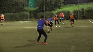 Flag Football: Huddle und Spielzug mit Blitzer