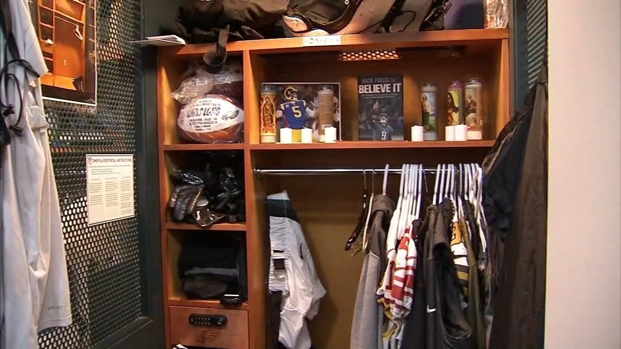 Bears fans get their first look at Nick Foles in a Bears uniform