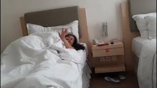 Ranjang dua antri tidurnya karena keluarga bertiga papa mama dan putrinya