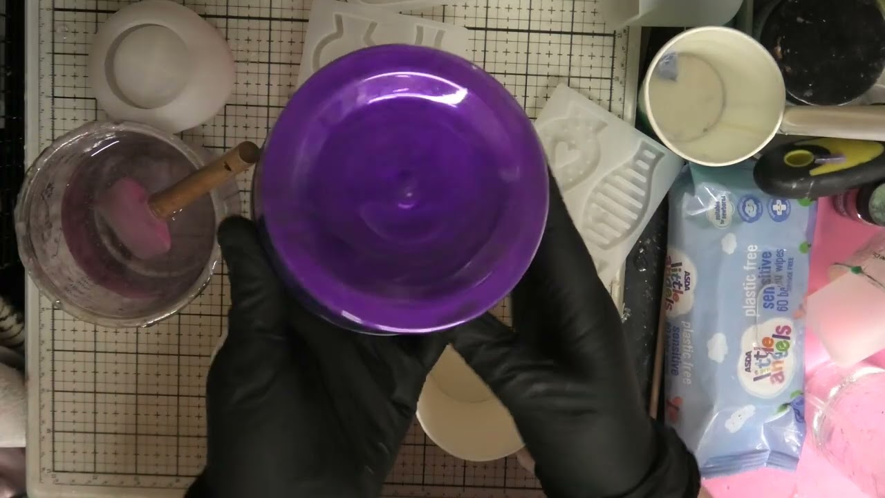 Коробка из смоляной формы для изготовления подноса и нескольких горшочков.