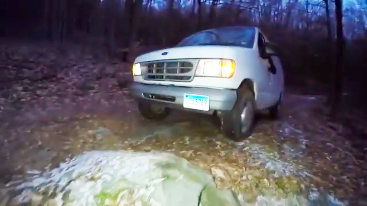 Дизельный фургон, полный пассажиров, едет по бездорожью