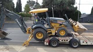 unloading the DEERE 410J Backhoe  without ramps
