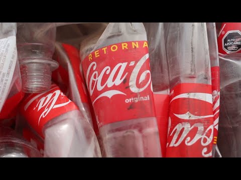 Video: ¿Por qué los refrescos se almacenan en botellas de PET?